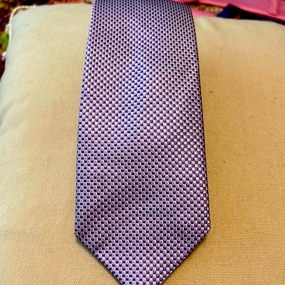 Boss mens purple tie with a slightly darker purple inlay.